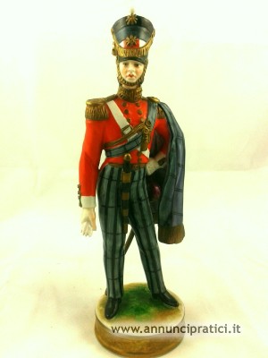 Ufficiale del 1850 in porcellana di Dresda