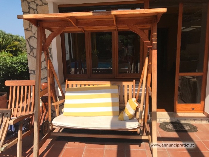 Vendo dondolo in legno due posti discrete condizio