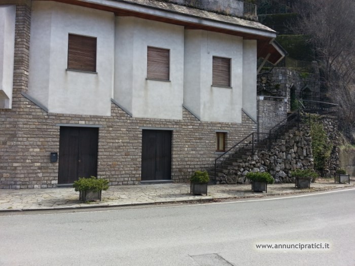 LOCALE SU STRADA IN REZZOAGLIO (GENOVA) CENTRO