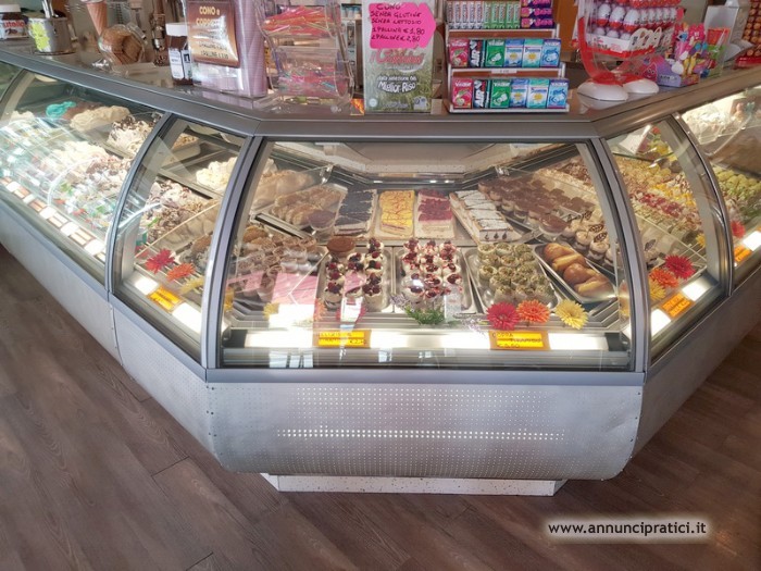 ARREDAMENTO BAR GELATERIA PASTICCERIA