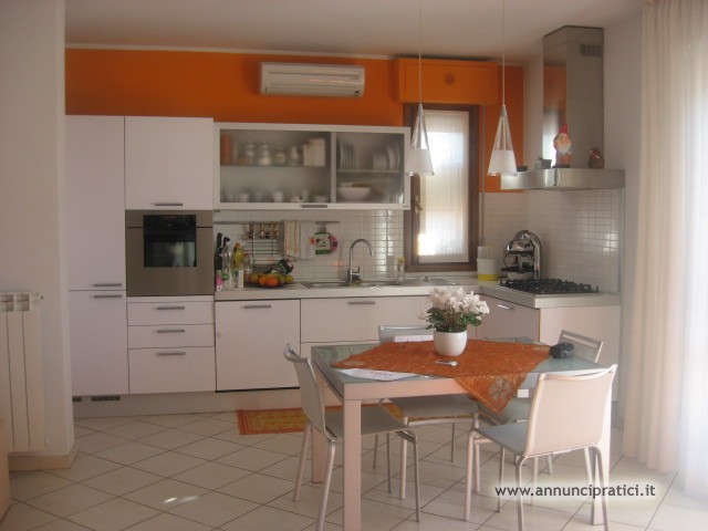 cucina angolare bianca moderna