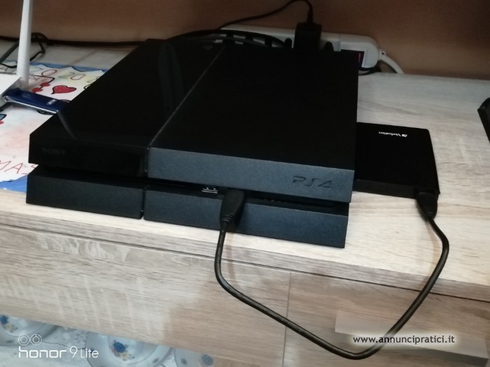 Come nuova offro PS4 accessoriata