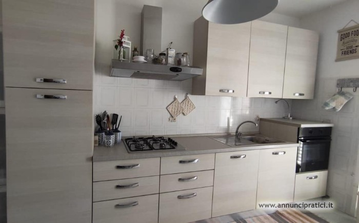 CUCINA completa con tavolo e 4 sedie